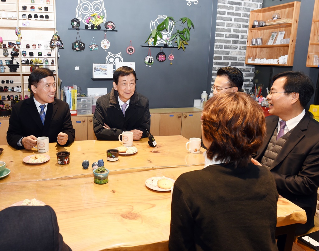 진영 장관이 22일 설 명절을 앞두고 대전시 동구 소재 커피클레이(마을공방)를 방문하여 관계자들과 함께 마을공방을 운영에 대해 티타임을 하고 있다.