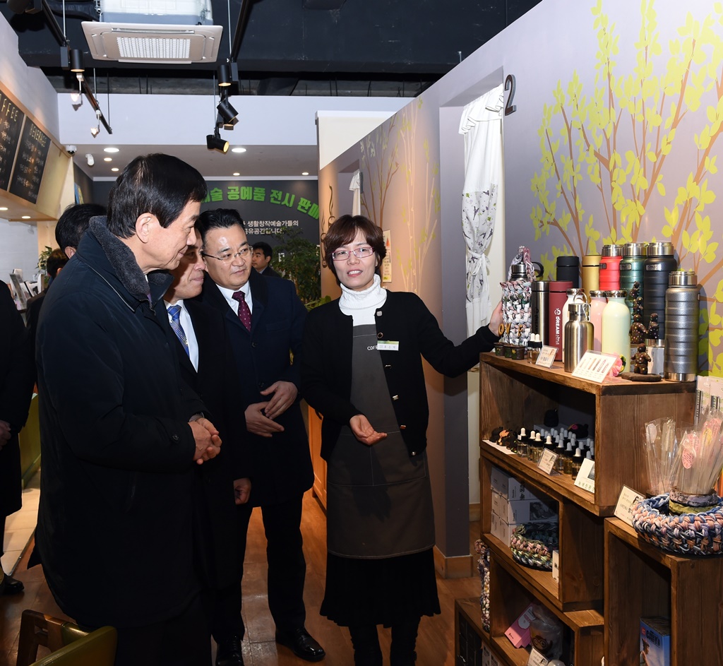 진영 장관이 22일 설 명절을 앞두고 대전시 동구 소재 커피클레이(마을공방)를 방문하여 관계자들과 함께 마을공방 전시장을 둘러보고 있다.
