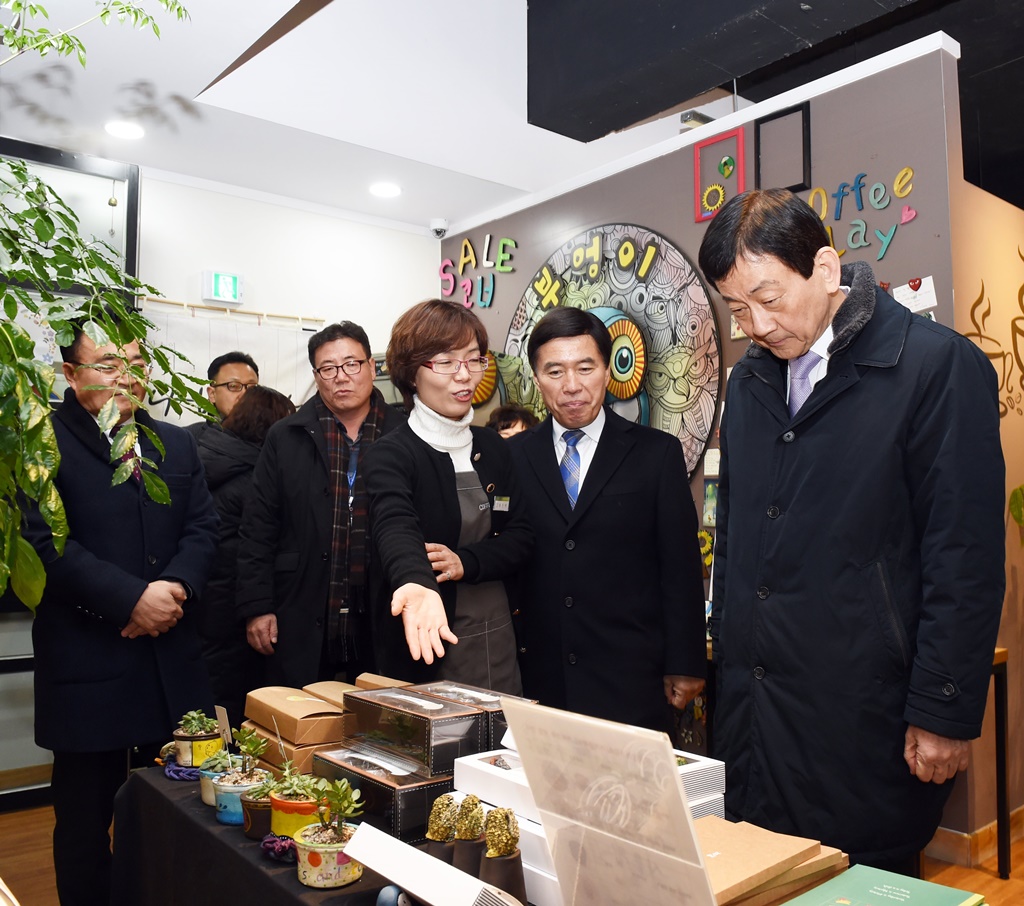 진영 장관이 22일 설 명절을 앞두고 대전시 동구 소재 커피클레이(마을공방)를 방문하여 관계자들과 함께 마을공방 전시장을 둘러보고 있다.