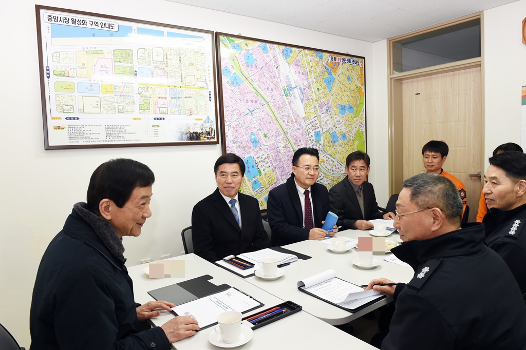 진영 장관이 22일 설 명절을 앞두고 대전시 동구 원동119안전센터를 방문하여 관계자들이 참석한 가운데 간담회를 하고 있다.