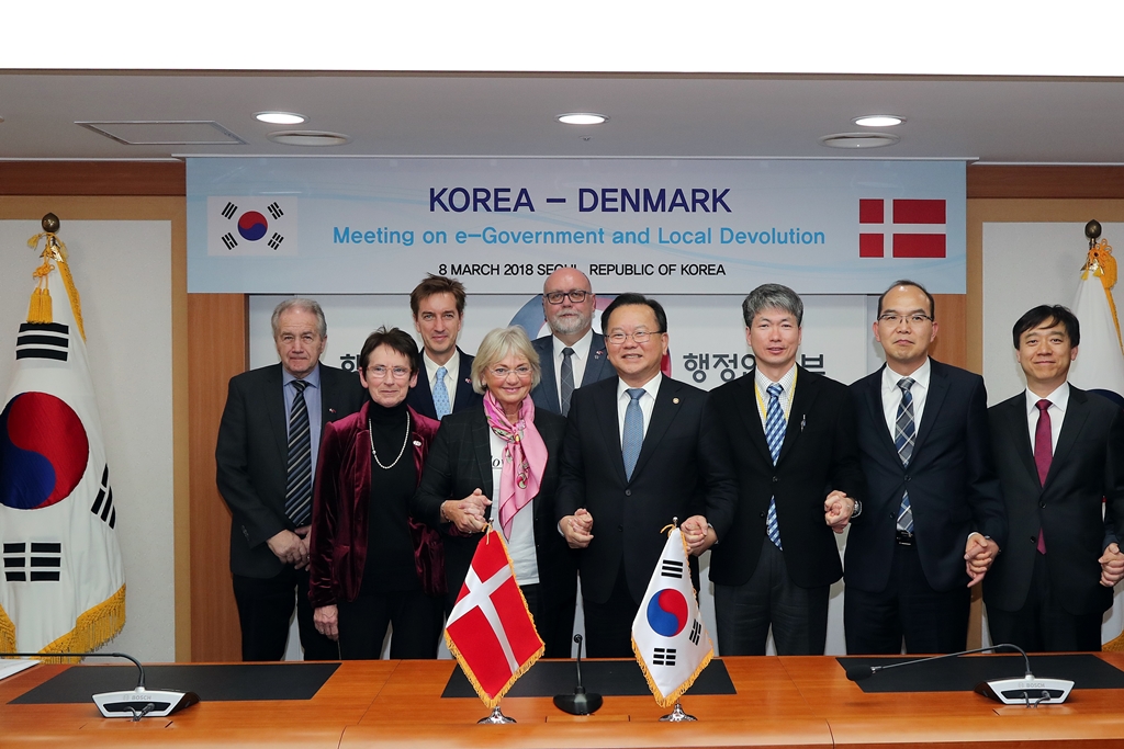 Minister Kim Boo-Kyum of the Interior and Safety met with the Danish parliamentary delegation led by Madame Speaker Ms. Pia Kjaersgaard and consisting of parliamentary members including Deputy Speaker Mr. Kristian Pihl Lorenzen and Deputy Speaker Mr. Lief Mikkelsen on March 8 at the Government Complex Seoul and discussed the areas of common interests including future e-government and local devolution.
