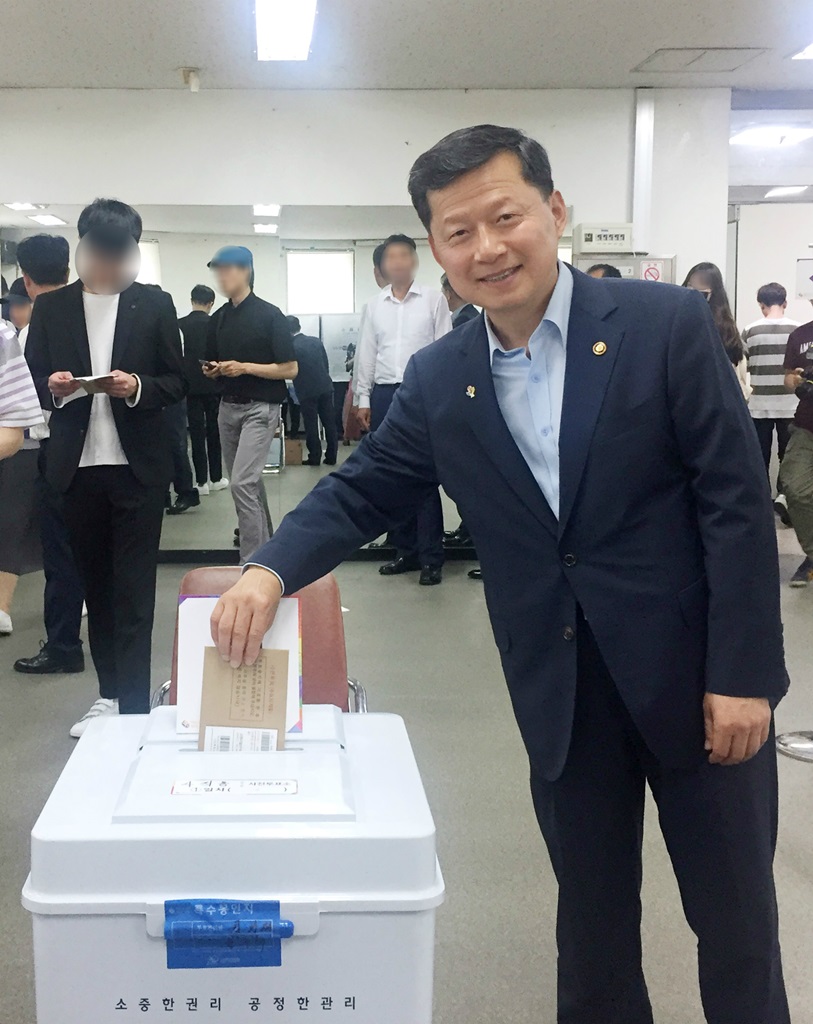 심보균 행정안전부 차관이 8일 오후 서울시 종로구 사직동 주민센터에서 '제 7회 전국동시지방선거' 사전투표를 하고 있다.