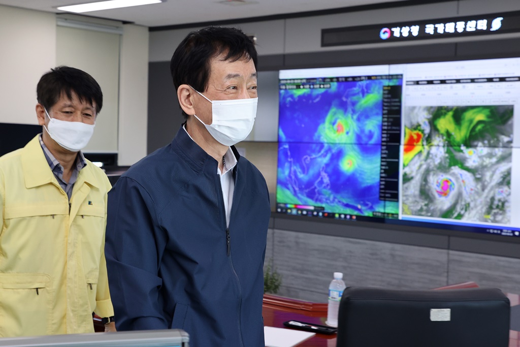 진영 장관이 3일 오후 제주도 국가태풍센터를 방문하여 태풍 대비 상황 등을 점검하고 있다.