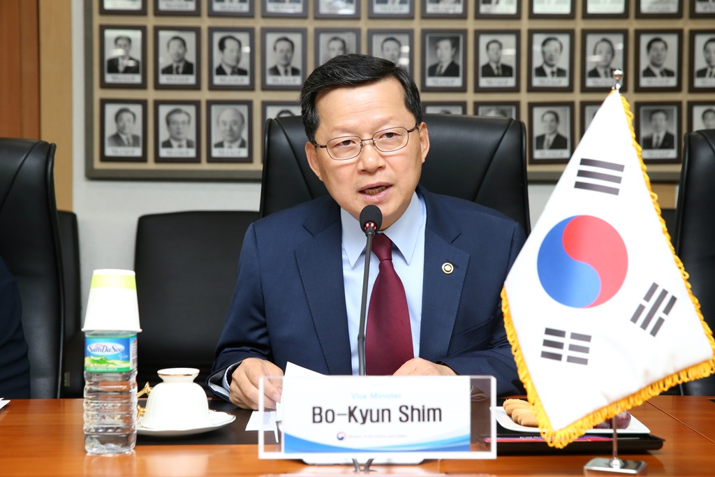 Vice Minister Shim Bo-kyun is delivering an opening remarks at the 2018 e-Government Policy Management Course held on May 21 at CS Room, Government Complex Building Seoul. 