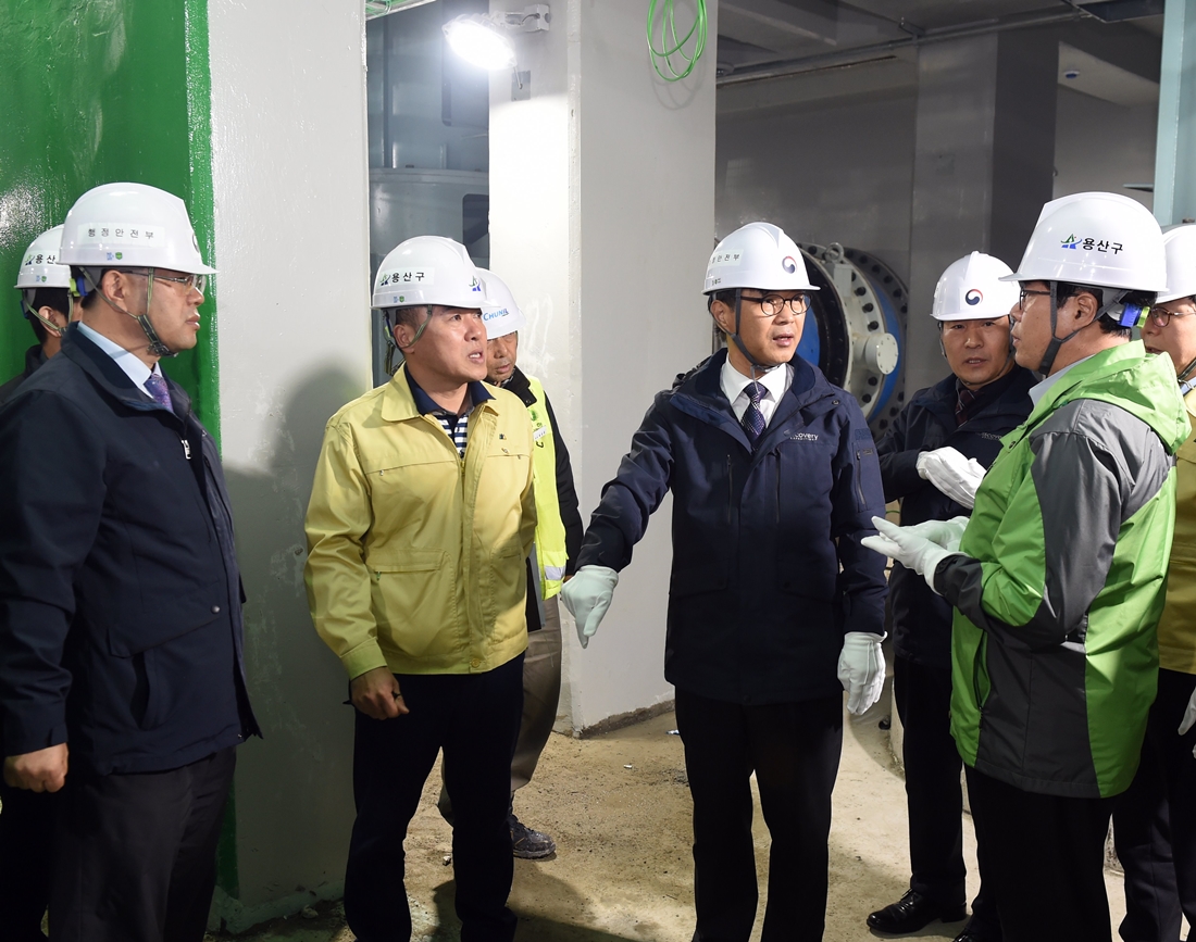 류희인 본부장이 23일 서울 용산구 한강로 재해위험개선지구 공사현장을 방문해 안전대책을 당부하고, 정비사업시설을 살펴보고 있다.