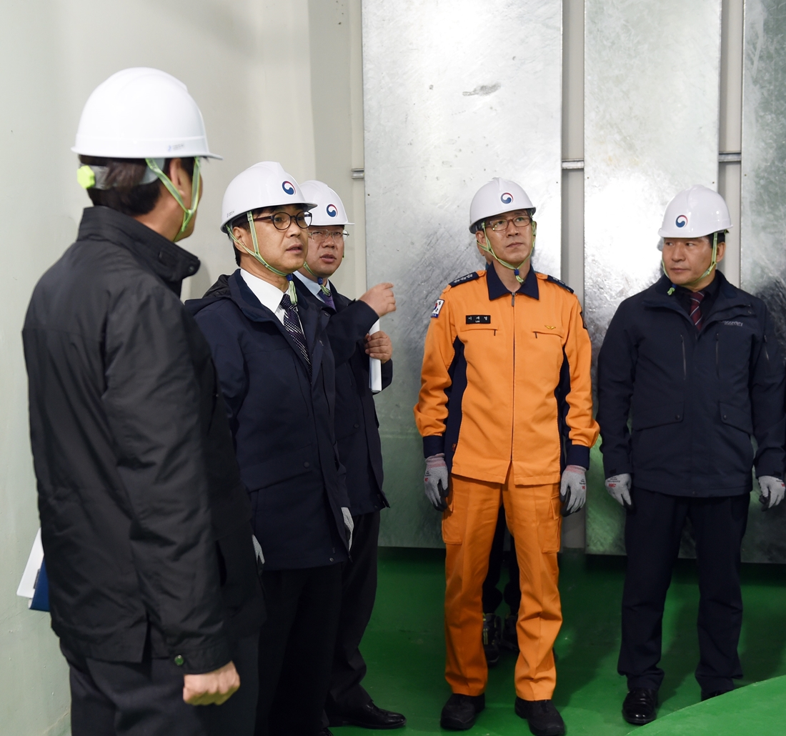 류희인 본부장이 23일 경기도 김포시 재해위험개선지구 정비사업장을 방문해 관계자들과 함께 배수펌프장 실태를 점검하고 있다.