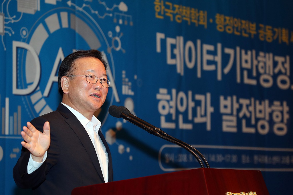 김부겸 장관이 12일 오후 한국프레스센터(서울 중구)에서 열린 '데이터기반행정'의 현안과 발전방향 세미나에서 인사말을 하고 있다
