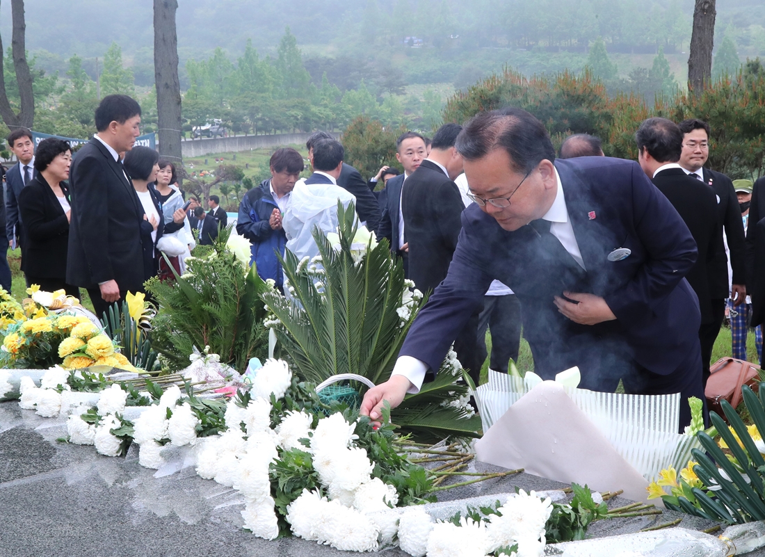 18일 오전 광주 국립 5·18 민주묘지에서 열린 제38주년 5.18 민주화운동 기념식에서 김부겸 장관이 기념식에 참석한 후 정부 주요인사, 유족대표들과 함께 민주열사 묘역을 참배하고 있다.
