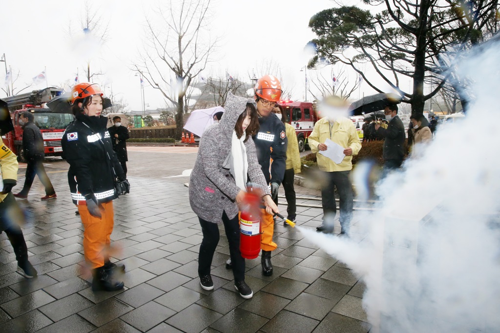 3월 21일 오후 민방위의 날을 맞아 서울시 종로구 세종로 정부서울청사에서 진행된 '화재 대피 훈련'에서 청사 직원이 소화기 사용법을 익히고 있다.