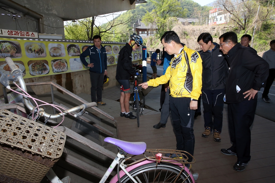 심보균 차관이 25일 경기도 남양주시 조안면 '남한강 자전거길'을 방문해 관할지역 담당 공무원 및 관계자들과 안전시설을 점검하고 있다.