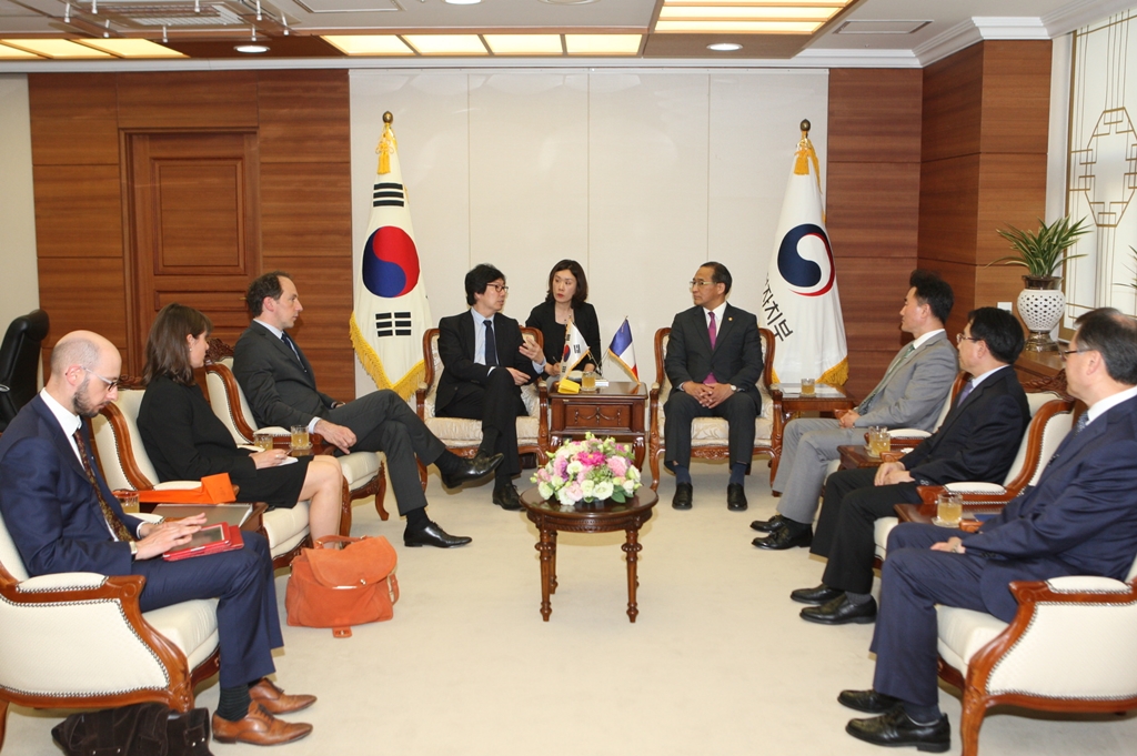 Minister Hong Meets with French Minister of State for State Reform and Simplification