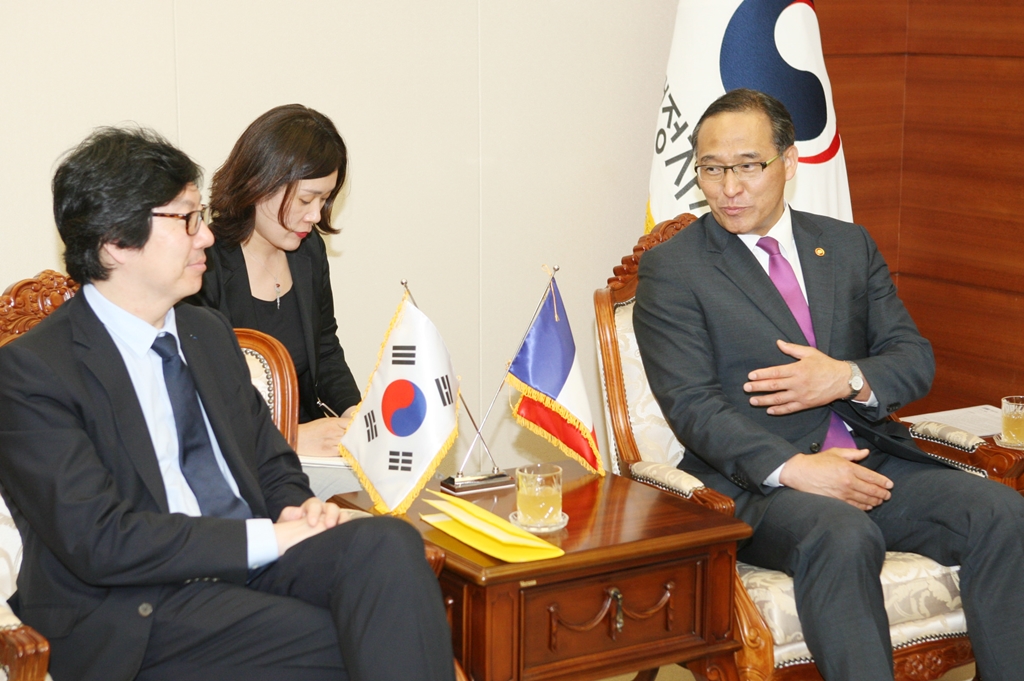 Minister Hong Meets with French Minister of State for State Reform and Simplification