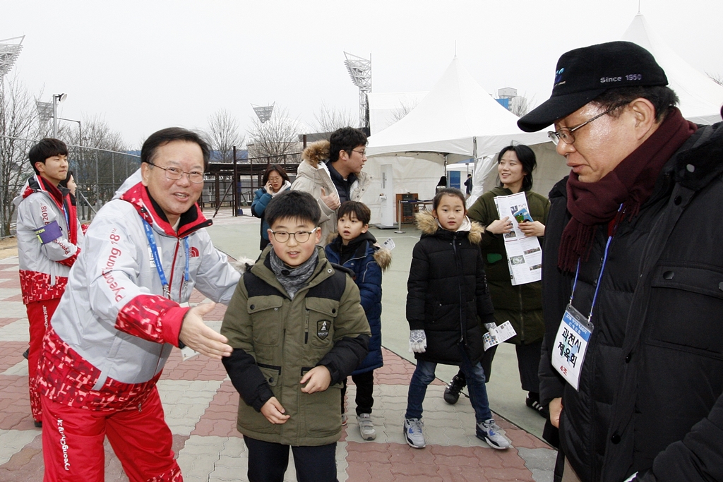 김부겸 행정안전부 장관이 10일 오전 평창올림픽이 펼쳐지는 강릉올림픽파크 컬링센터에서 민간 자원봉사자와 함께 관람객 티켓확인 및 좌석안내 등 자원봉사 활동을 하고 있다.