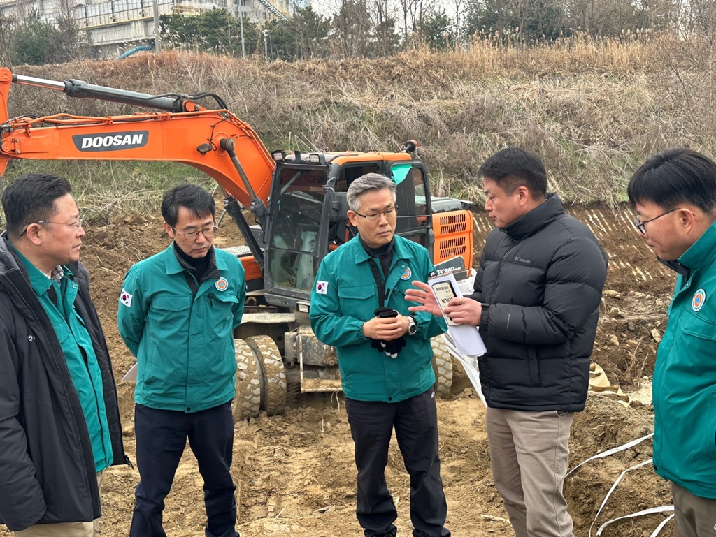 진명기 행정안전부 사회재난실장이 1월 14일(일) 진위천 합류지점 둑 보강작업 현장을 점검하고 있다.