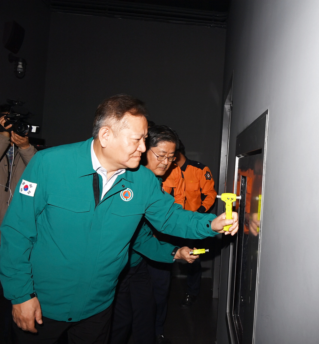 이상민 행정안전부 장관이 15일 오전 충북 청주시 국민안전체험관을 방문해 화재안전 체험 시설을 점검하고 있다.