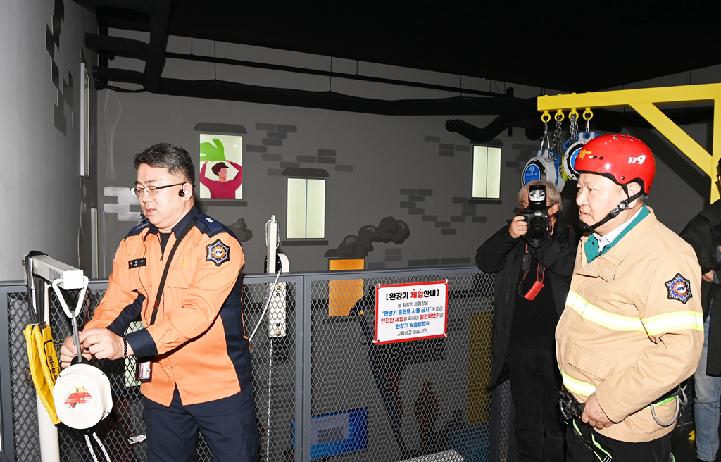 이상민 행정안전부 장관이 15일 오전 충북 청주시 국민안전체험관을 방문해 완강기 체험을 하고 있다.