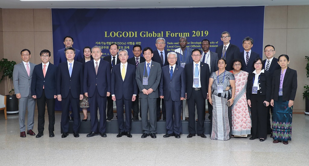 17일 정부세종컨벤션센터에서 열린 지방자치인재개발원 '2019 LOGODI 글로벌 포럼'에 앞서 진영 장관과 미얀마, 인도, 캄보디아, 인도네시아, 필리핀 등 국외 지방행정연수원장들이 기념 촬영을 하고 있다.