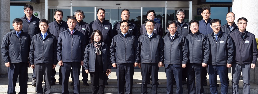 류희인 행정안전부 재난안전관리본부장이 3월 16일(수) 오후 한국가스공사 인천기지본부를 방문해 직원들과 기념촬영을 하고 있다