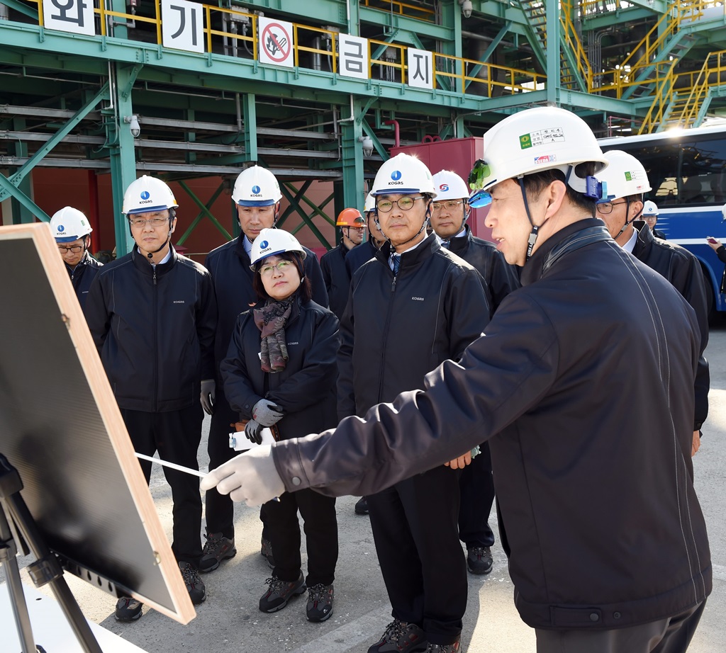 류희인 행정안전부 재난안전관리본부장이 3월 16일(수) 오후 한국가스공사 인천기지본부를 방문해 LNG 생산기지 설비에 대해 관계자들과 안전점검을 하고 있다.