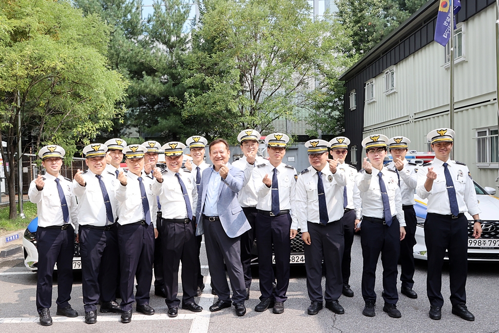 Minister of the Interior and Safety Lee Sang-min visits the Highway Patrol Unit 13 on the morning of the 28th to inspect Chuseok holiday traffic management measures and encourage patrol officers.