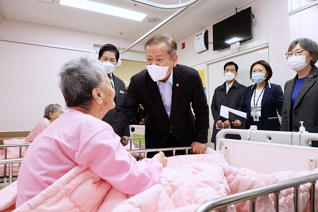 이상민 행정안전부 장관이 2일 오후  전남 고흥군 국립소록도병원을 방문하여 입원치료 중인 환자들을 위문 격려하고 있다.