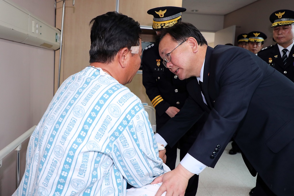 김부겸 장관이 9일 경북 안동시 안동병원에서 입원 치료를 받고 있는 공상경찰관을 위문하고 있다.