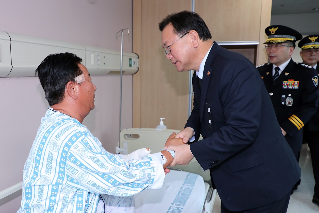 김부겸 장관이 9일 경북 안동시 안동병원에서 입원 치료를 받고 있는 공상경찰관을 위문하고 있다.