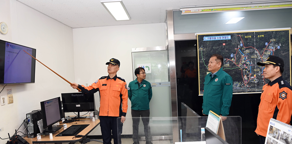 이상민 행정안전부 장관이 13일 오후 서울 강남구 개포119안전센터 방문해 소방서장으로부터 브리핑을 받고 있다.