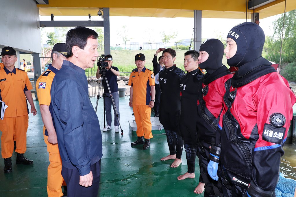 2일 오후 서울 한강 여의도 119수난구조대를 방문한 진영 장관이 구조대원들을 격려하고 있다.