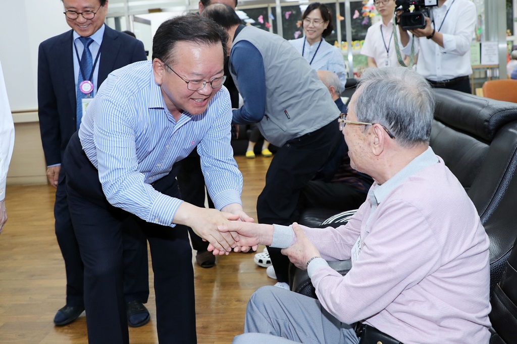 김부겸 장관이 17일 오후 추석 명절을 앞두고 노인 요양시설(서울 마포구)을 방문해 어르신들을 위로·격려하고 있다.