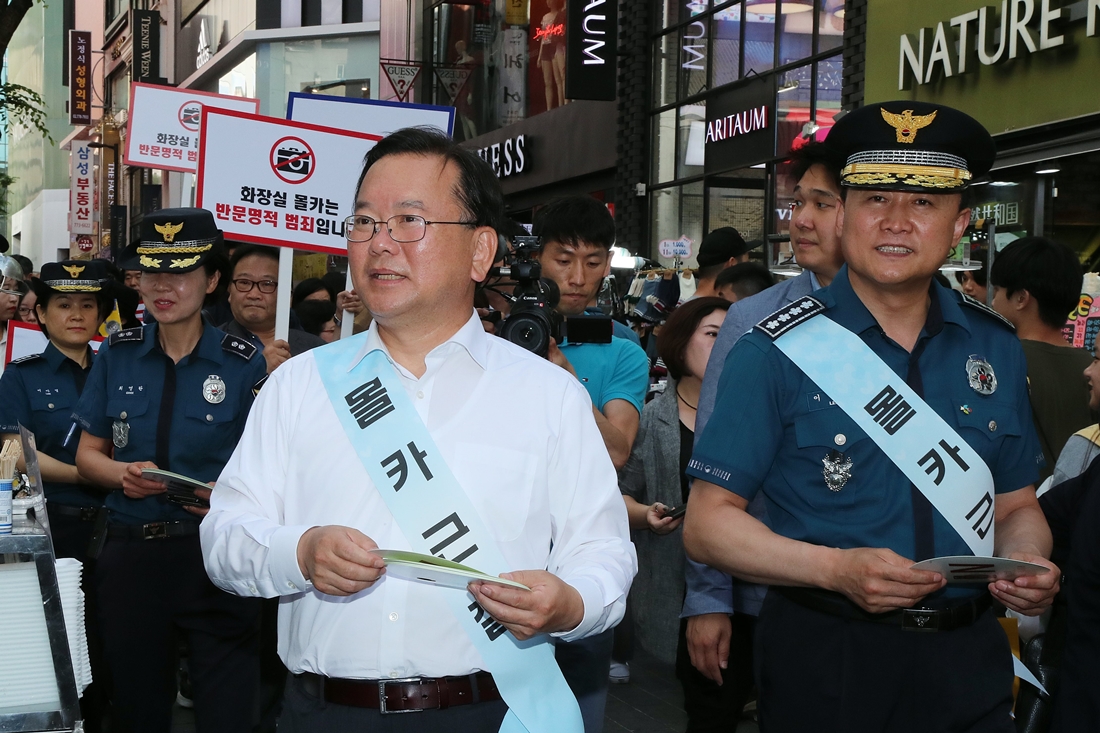15일 오후 서울 중구 명동에서 김부겸 장관, 정현백 여성가족부 장관, 이철성 경찰청장이 화장실 불법촬영 근절을 위한 거리 캠페인을 하고 있다.