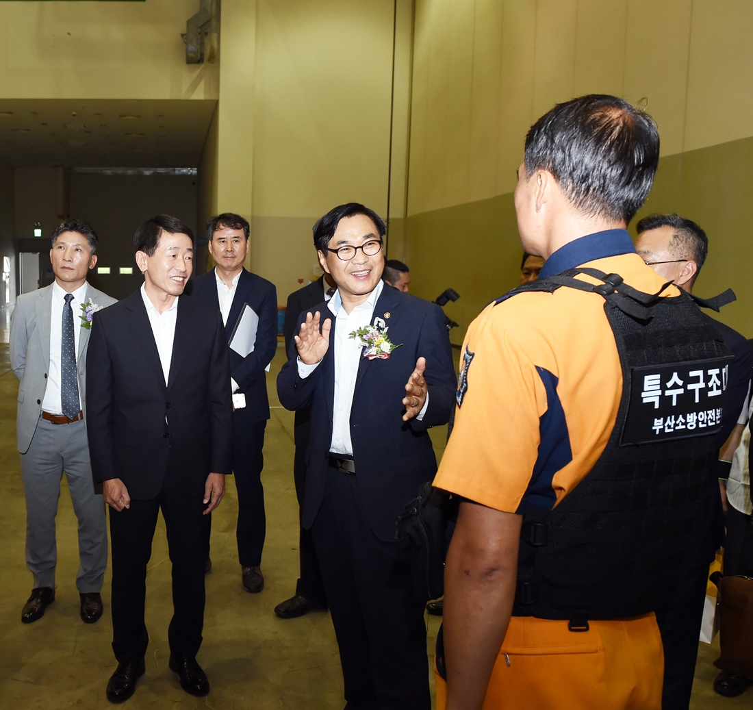 류희인 재난안전관리본부장이 16일 부산 벡스코(BEXCO) 제1전시장에서 열린 『한국위험물안전관리 산업전』을 참관하고 있다.
