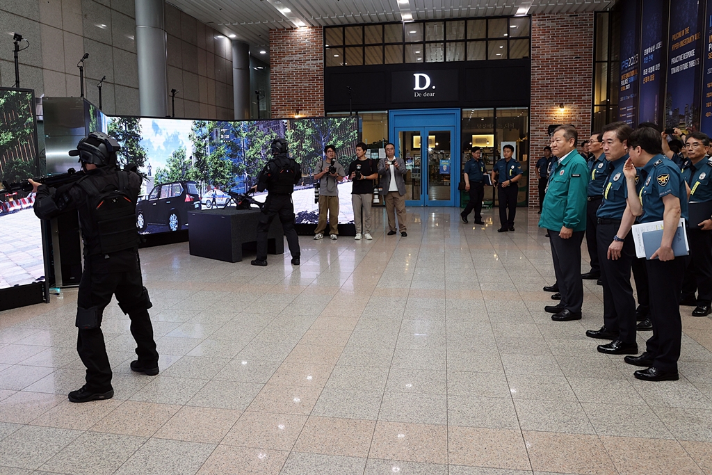 Minister of the Interior and Safety Lee Sang-min watches a shooting demonstration of a metaverse-based scientific training system after a situation report meeting of the 2023 Ulchi Exercise at the Seodaemun-gu Police Station on the morning of the 22nd.