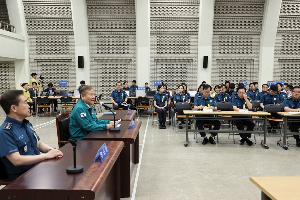 Minister of the Interior and Safety Lee Sang-min speaks at a situation report meeting of the 2023 Ulchi civil defense drill at the Seodaemun-gu Police Station on the morning of the 22nd.
