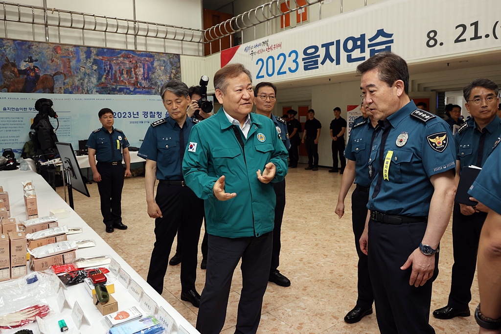 Minister of the Interior and Safety examines counter-terrorism equipment after a situation report meeting of the 2023 Ulchi civil defense drill at the Seodaemun-gu Police Station on the morning of the 22nd.