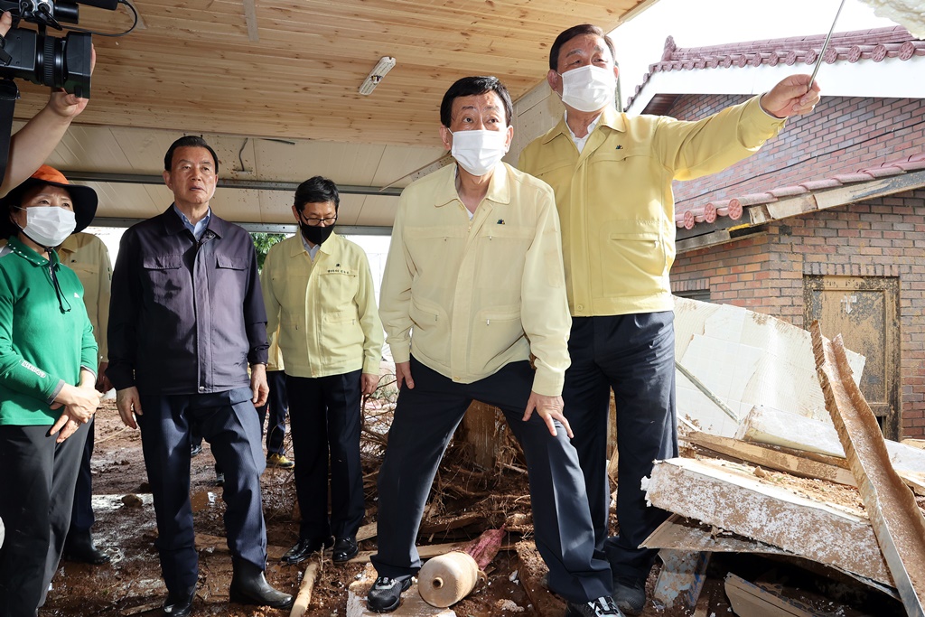 진영 장관이 5일 오후 집중호우 피해를 입은 충남 예산군 대술면 주택 피해 현장을 살펴보고 있다.