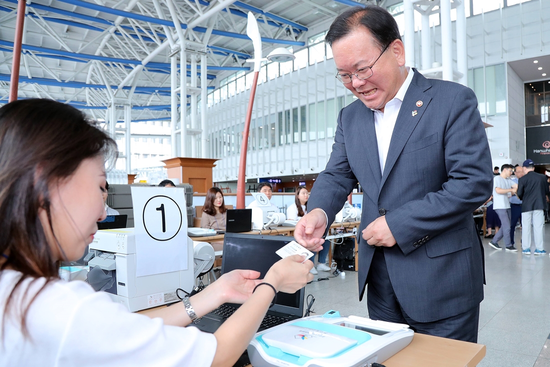 김부겸 행정안전부 장관이 8일 오전 서울역에서 제7회 전국동시지방선거 사전투표에 앞서 신분증 확인을 받고 있다.﻿