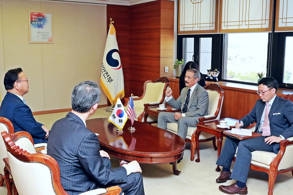 김부겸 장관이 19일 정부서울청사에서 장관 집무실을 방문한 해리 해리스 신임 주한 미국대사를 만나 대화를 나누고 있다.