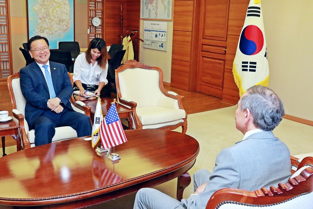 김부겸 장관이 19일 정부서울청사에서 장관 집무실을 방문한 해리 해리스 신임 주한 미국대사를 만나 대화를 나누고 있다.