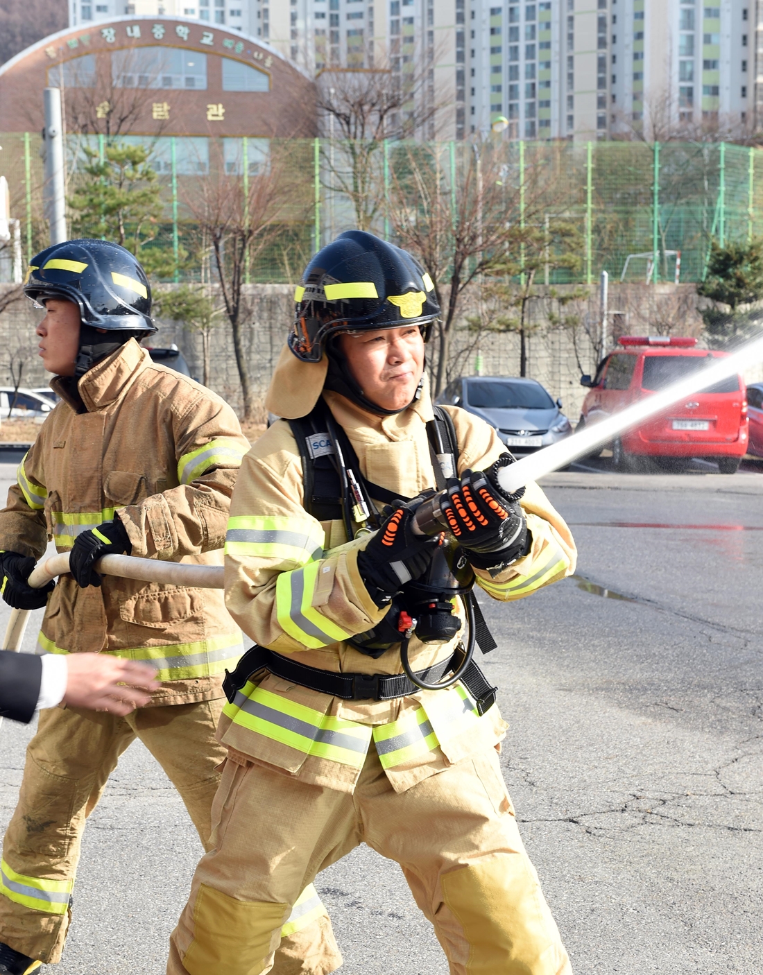 화재진압 : 류희인 행정안전부 재난안전관리본부장이 3월 22일 경기도 남양주 소방서에서 소방대원들의 도움을 받아 화재진압을 위한 살수 훈련을 하고 있다.