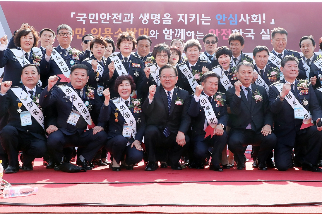 18일 서울 여의도공원 문화의 광장에서 열린 '국민 안전문화 확산 캠페인'에서 김부겸(가운데) 장관과 전국의용소방대원들이 파이팅을 외치고 있다.