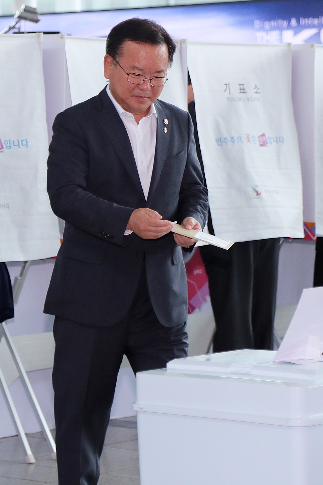 김부겸 행정안전부 장관이 8일 오전 서울역에서 제7회 전국동시지방선거 사전투표를 하고 있다.