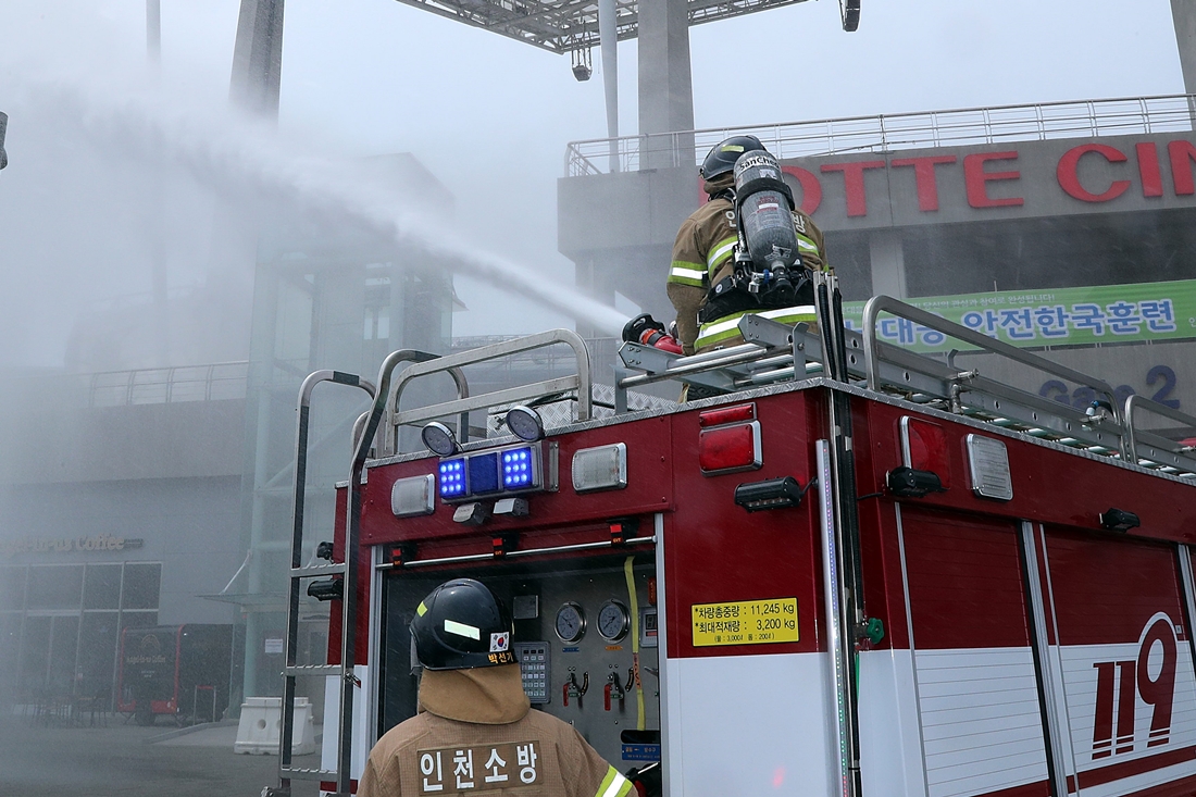 11일 오후 인천시 서구 인천아시아드주경기장에서 열린 '재난대응 안전한국훈련'에서 화재진화 및 시민대피 훈련을 하고 있다.