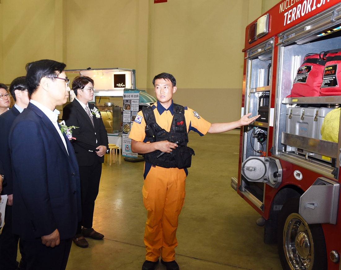 류희인 재난안전관리본부장이 16일 부산 벡스코(BEXCO) 제1전시장에서 열린 『한국위험물안전관리 산업전』을 참관하고 있다.