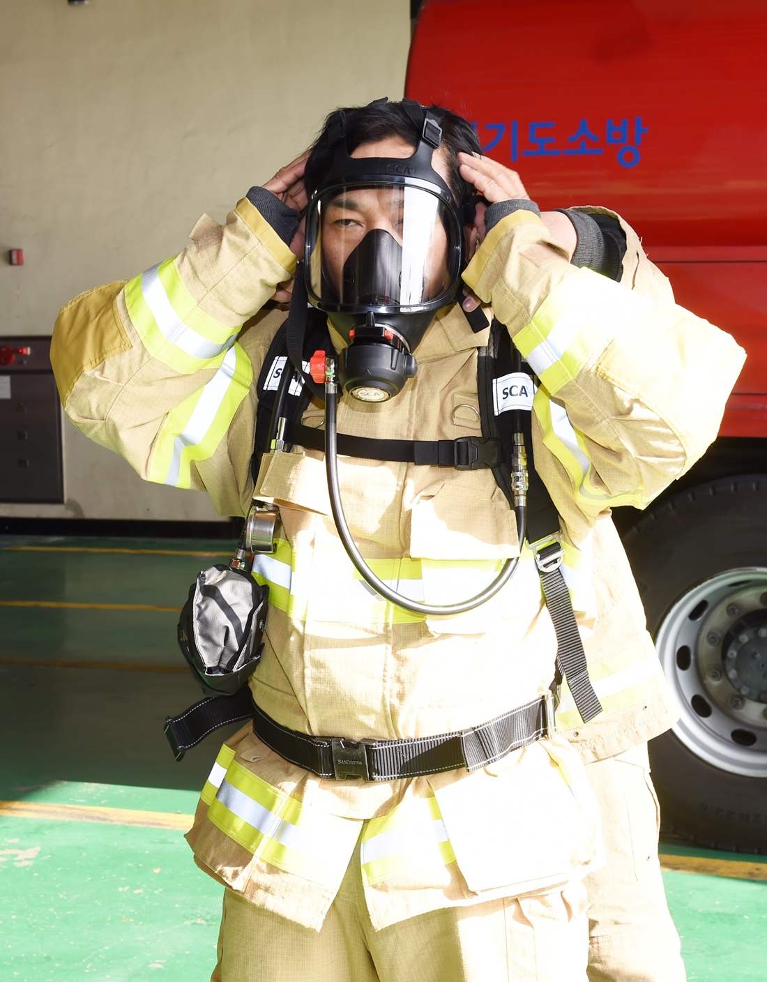 류희인 본부장이 3월 22일 남양주 소방서에서 공기호흡기 착용 현장활동을 체험하고 있다.