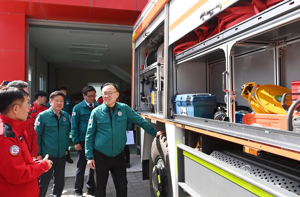 이한경 행정안전부 재난안전관리본부장이 23일 오후 경남 함양국유림관리소를 방문해 관계자로부터 산불 특수진화대 장비를 점검하고 있다.