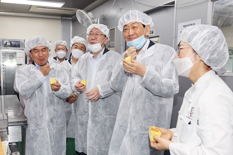 진영 장관이 15일 오전 전북 완주에 소재한 마을기업 '마더쿠키'를 방문하여 제과·제빵 제조 사업장을 둘러보고 있다.