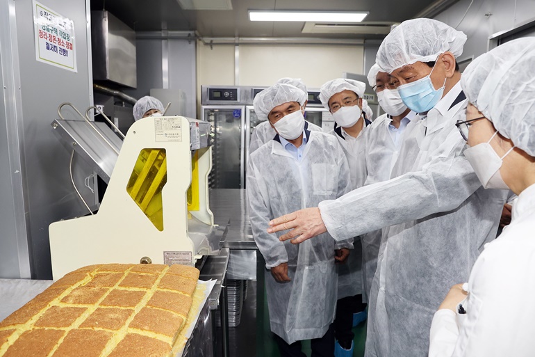 진영 장관이 15일 오전 전북 완주에 소재한 마을기업 '마더쿠키'를 방문하여 제과·제빵 제조 사업장을 둘러보고 있다.