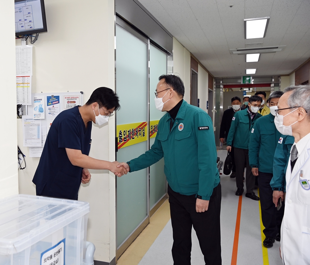 이한경 행정안전부 재난안전관리본부장이 23일 오전 전북 남원의료원을 찾아 병원 관계자들을 격려하고 있다.