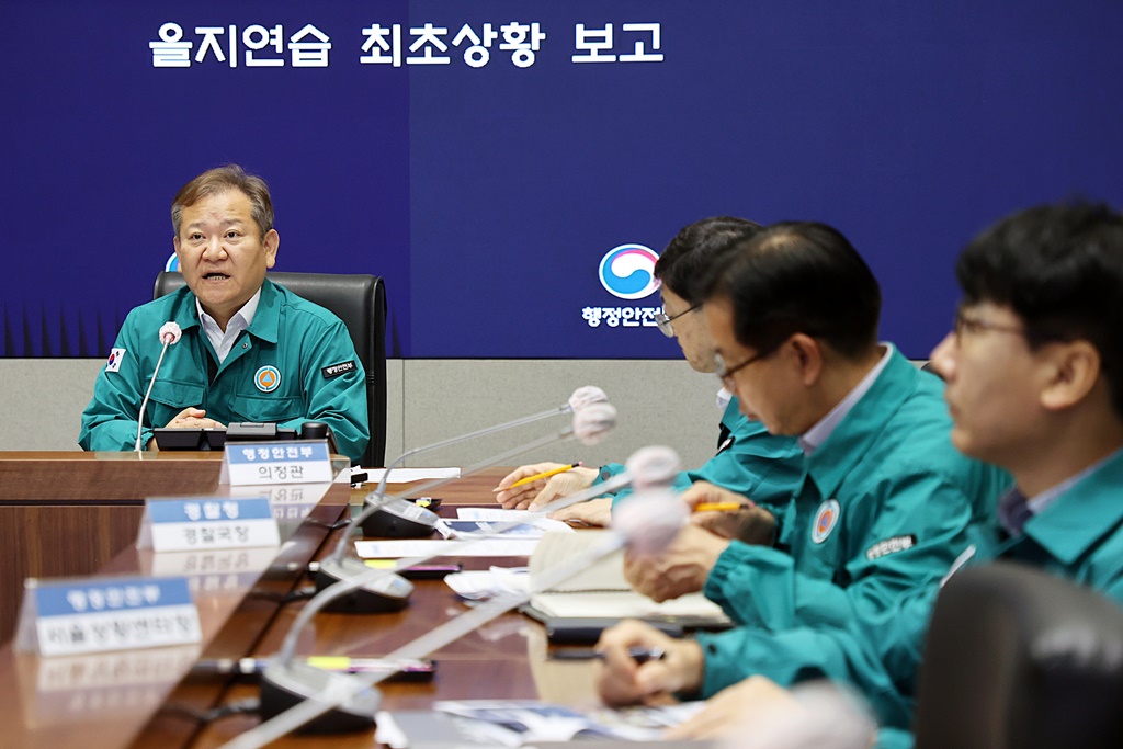 Minister of the Interior and Safety Lee Sang-min chairs the initial situation report meeting of the 2023 Ulchi civil defense drill at the Seoul Situation Center in Jongno-gu, Seoul, on the morning of the 21st.